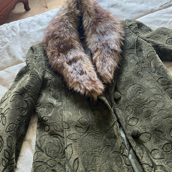 Coat with detachable faux fur collar. - Picture 5 of 7